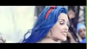 Cabelo azul Jovem peituda com cabelo azul 