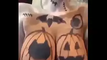 Hallowen Karol é fodida por seu vizinho mascarado no Halloween 