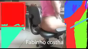 Coroa a força Coroa Boazuda Vai a Locadora Assistir Filme Pornô e Acaba Fodendo Com Cliente Novinho Que Mete no Seu Rabo Grande e Goza 