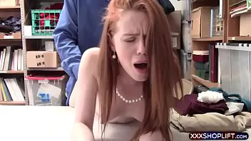 Quinechan Redhead cam girl anal plug enquanto ela chupa 