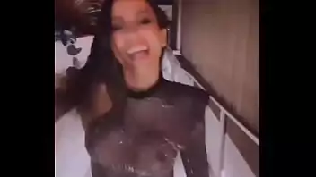 Xvideos de anitta Anitta via Stories comemorando a vacina  ao som da música 