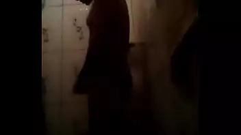 homem pelado no banho TIREI MINHA CALSINHA E CHAMEI PRA METER FORTE EM MIM E GOZEI NO PAU DELE 