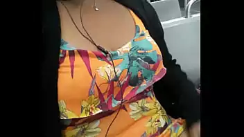 mulher de vestido mostrando a calcinha Xxxvideo 