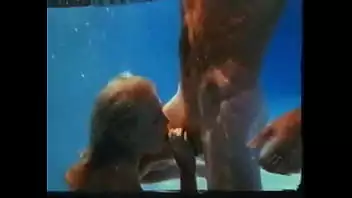 mulher gozando na piscina Loira retrô de corpo perfeito gozando nos peitos na piscina 