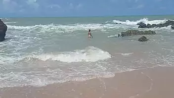 novinha na praia de nudismo Camelo ficou de pau duro olhando  a novinha exibindo a buceta grande na praia 