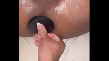 sexo com inversão Casal Bissexual faz Sexo com Dildo duplo, uma ponta do cu dele e a outra no cu dela - Vídeo com sexo e depoimentos do ca 