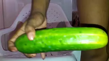 sexo com pepino Ela se gaba de ter feito sexo protegido com pepino 